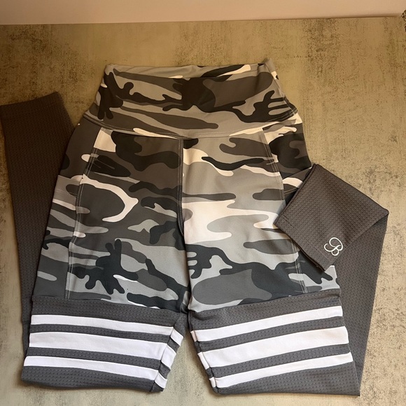 Bombshell grey camo leggings small - Picture 1 of 3